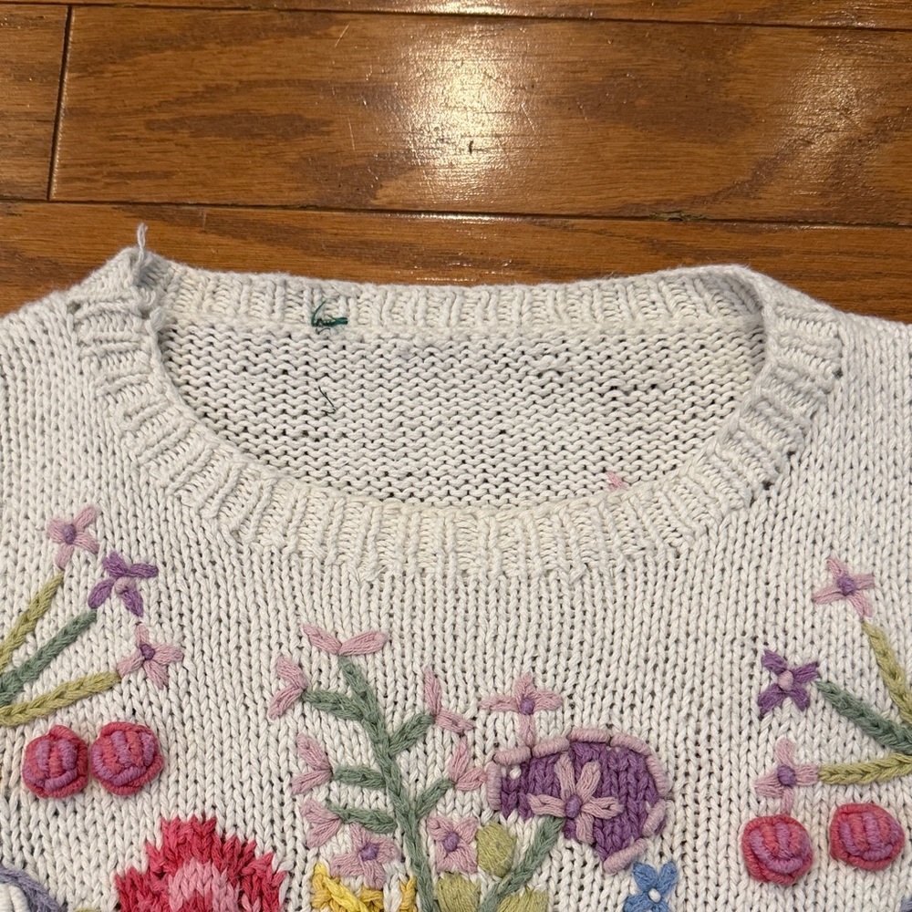 Vintage Floral Embroidered Women's Sweater - Blue and White. Hand knit - Picture 6 of 16